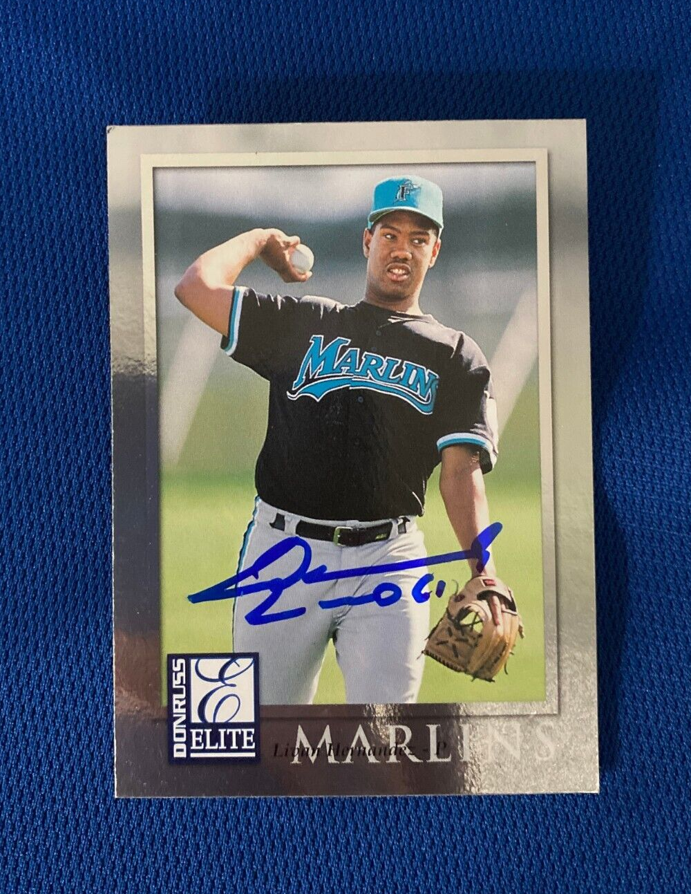 1998 DONRUSS ELITE LIVAN HERNANDEZ FL MARLINS AUTOGRAPHED SIGNED CARD #95 W/COA