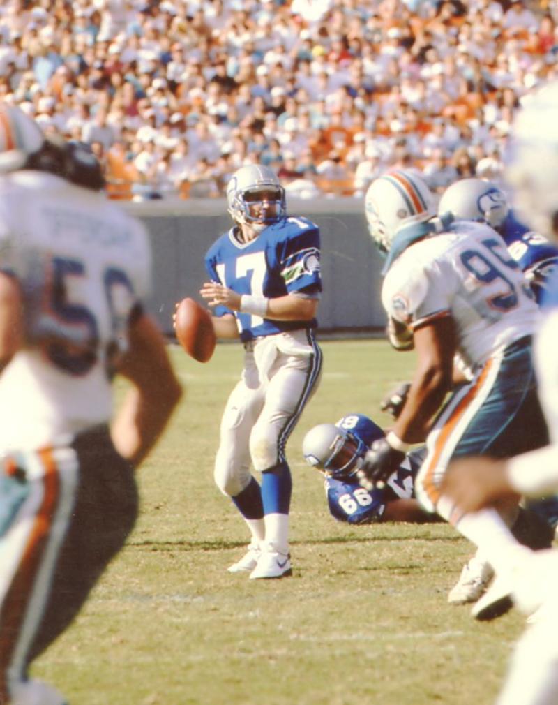DAVE KRIEG SEATTLE SEAHAWKS UNSIGNED #17 8X10 PHOTO