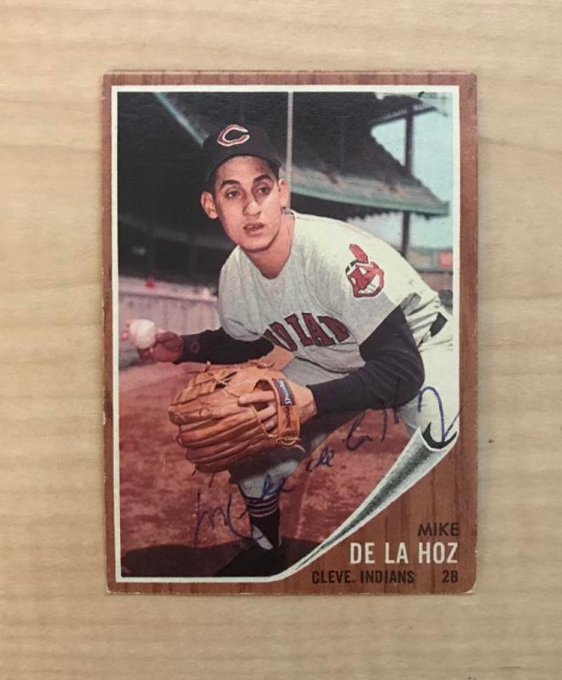 MIKE DE LA HOZ CLEVELAND INDIANS SIGNED VINTAGE 1962 TOPPS CARD #123 W/COA