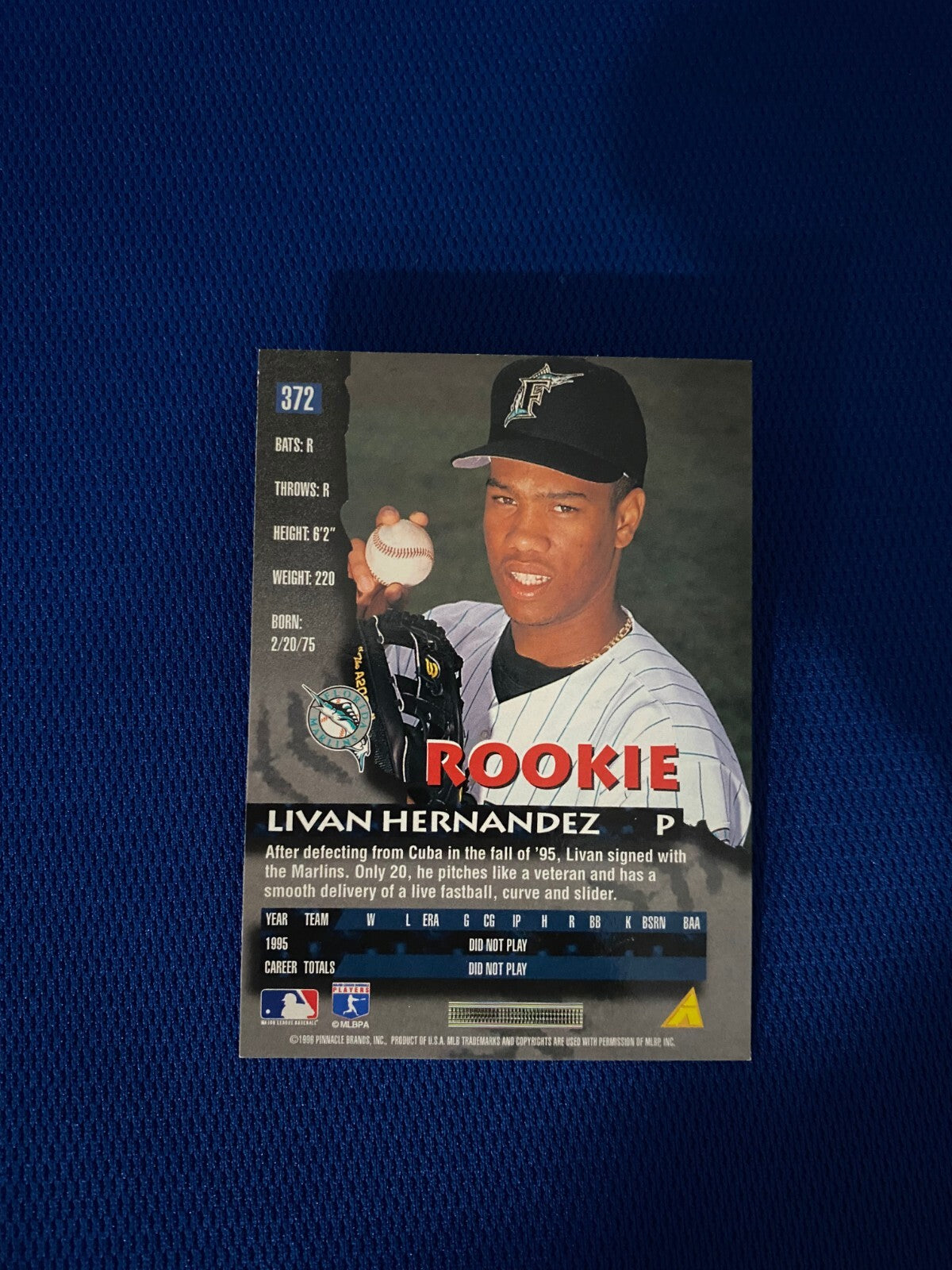 1996 PINNACLE LIVAN HERNANDEZ FLORIDA MARLINS RC ROOKIE SIGNED CARD #372 W/COA