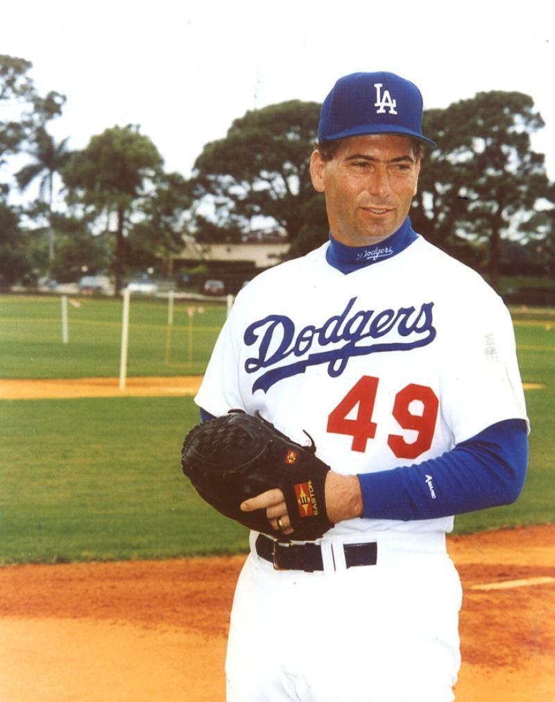 TOM CANDIOTTI POSED LOS ANGELES DODGERS UNSIGNED 8X10 PHOTO