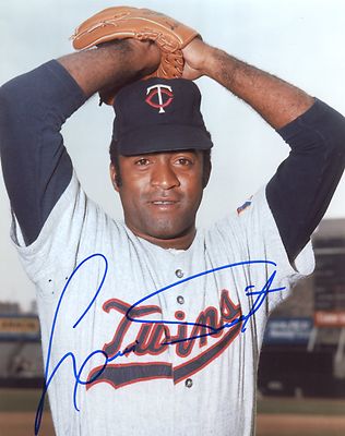LUIS TIANT MINNESOTA TWINS SIGNED AUTOGRAPHED 8X10 PHOTO B