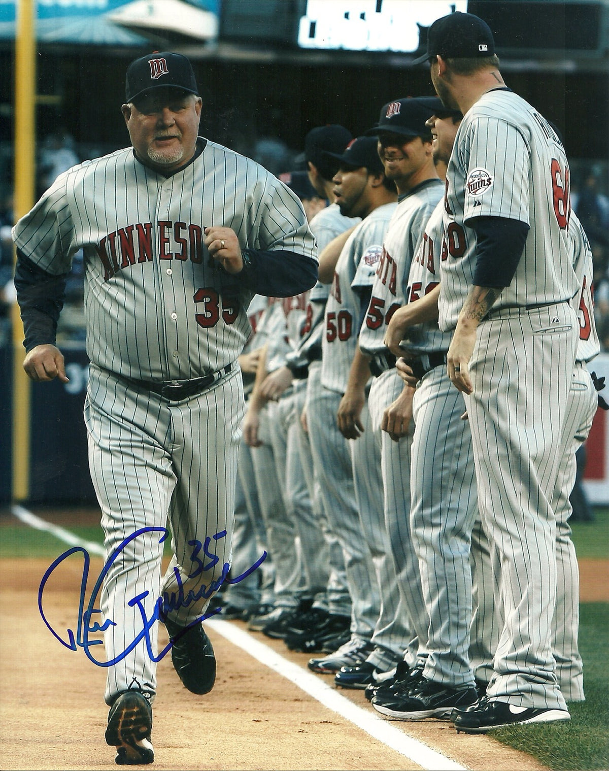 RON GARDENHIRE MINNESOTA TWINS SIGNED AUTOGRAPHED 8x10 PHOTO W/COA ONTO FIELD