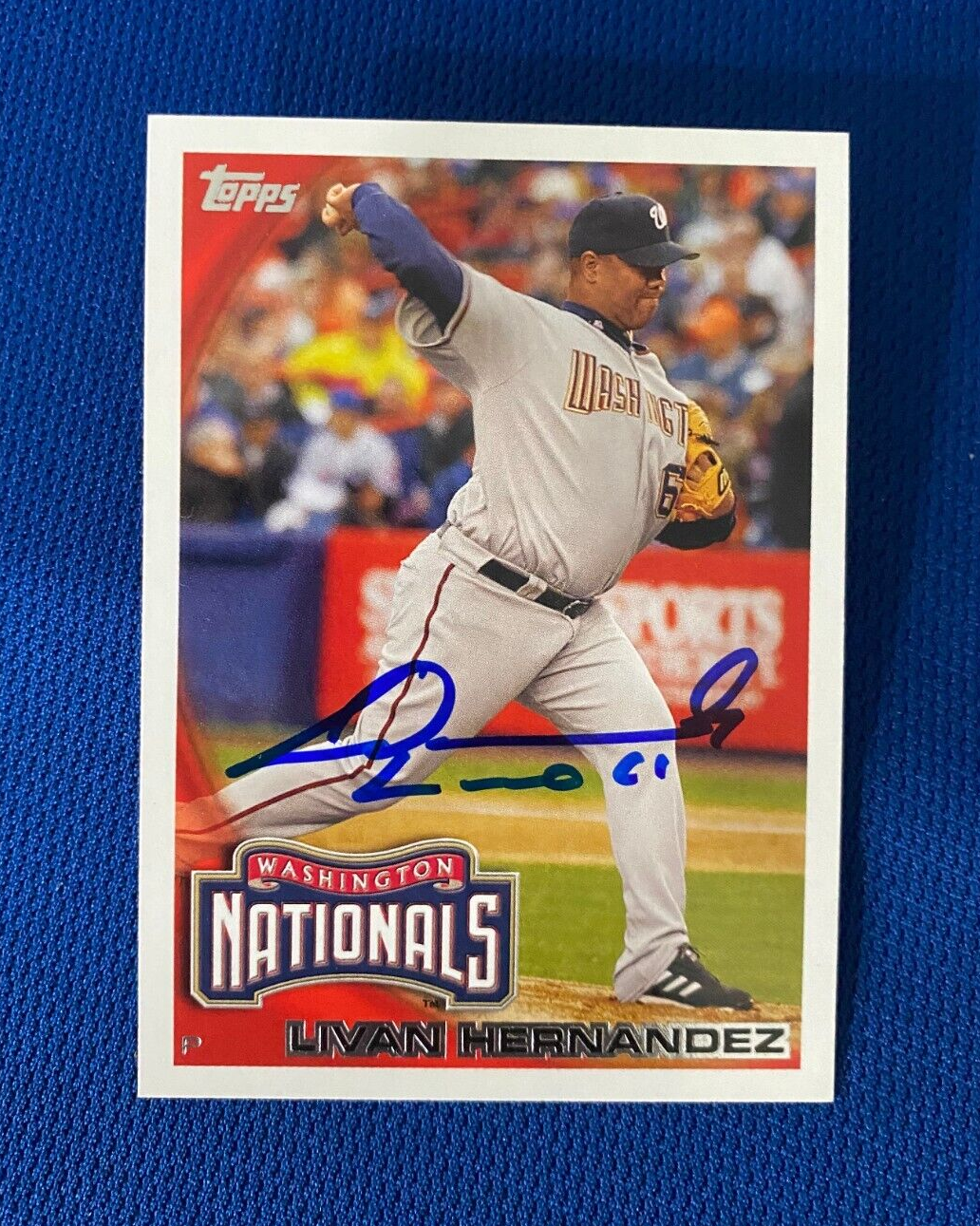 2010 TOPPS LIVAN HERNANDEZ WASH NATIONALS AUTOGRAPHED SIGNED CARD #US-2 W/COA