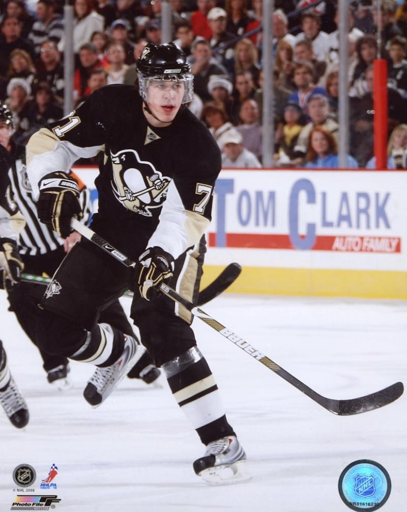 SIDNEY CROSBY PITTSBURGH PENGUINS  UNSIGNED 8X10 PHOTO