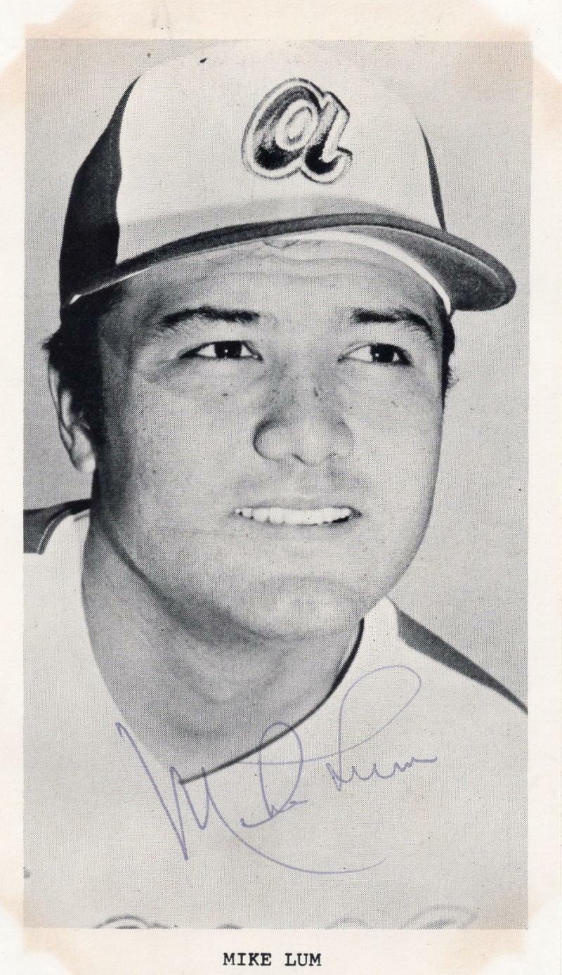 MIKE LUM   ATLANTA BRAVES SIGNED 3X5 POSTACARD W/ COA