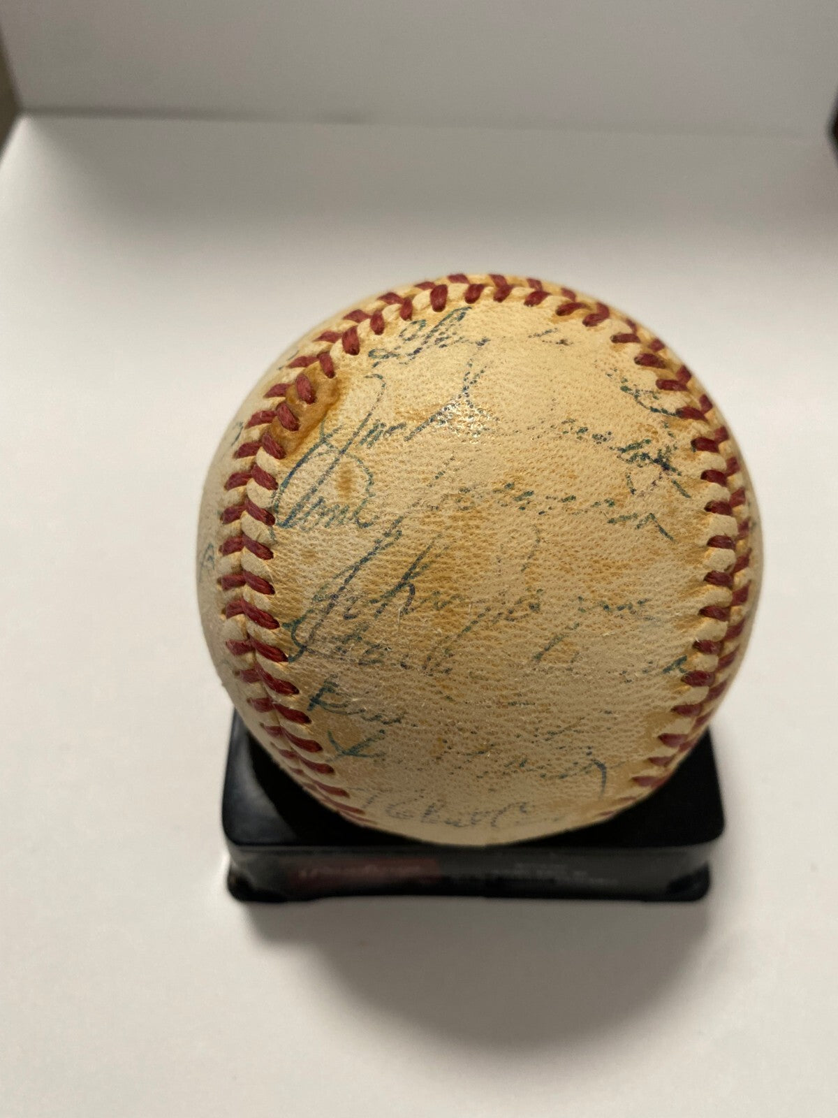 1954 NEW YORK YANKEES TEAM SIGNED AUTOGRAPHED BASEBALL BECKETT LOA MANTLE BERRA