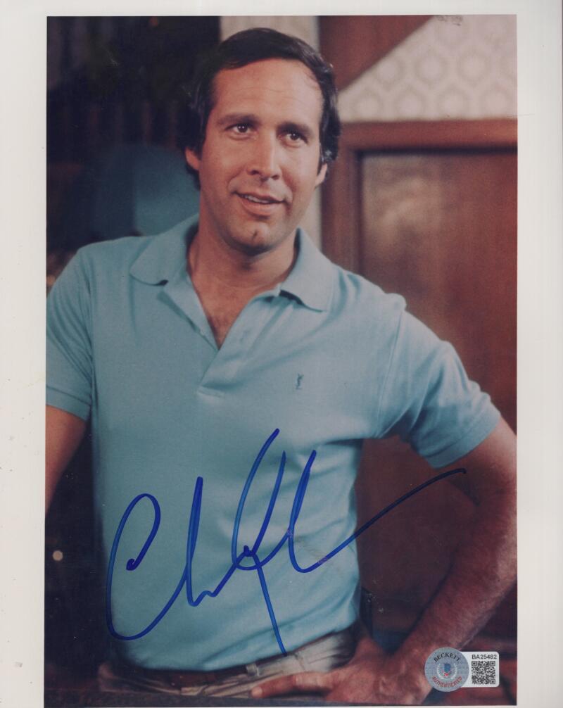 CHEVY CHASE ACTOR  SIGNED AUTOGRAPHED 8X10 PHOTO BECKETT BA25482