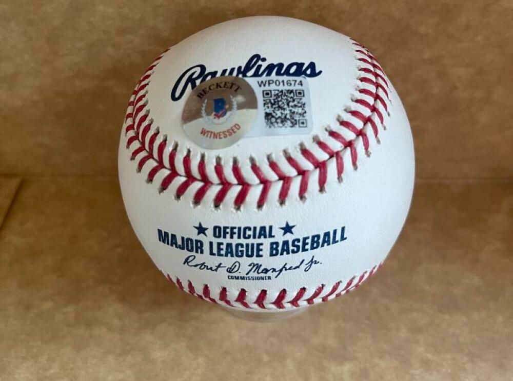 OZZIE GUILLEN CHICAGO WHITE SOX  05 WS CHAMPS SIGNED  M.L. BASEBALL BECKETT WITN