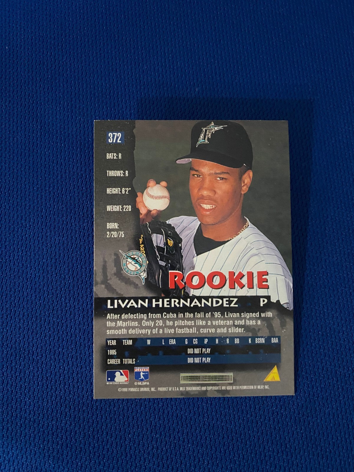 1996 PINNACLE LIVAN HERNANDEZ FLORIDA MARLINS RC ROOKIE SIGNED CARD #372 W/COA *