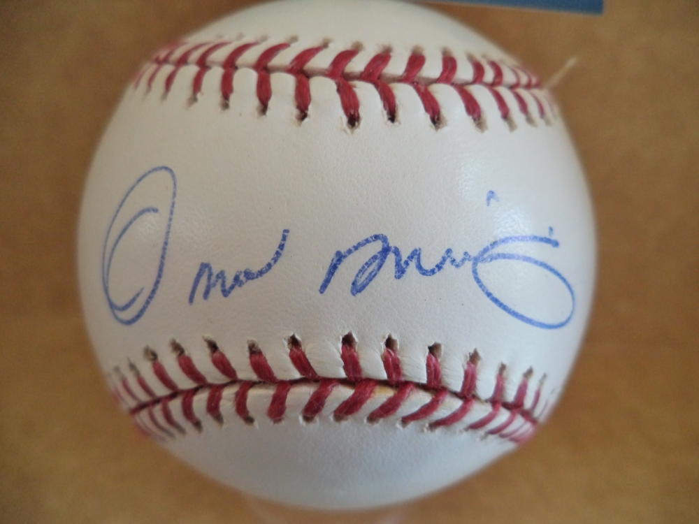 OMAR MINAYA METS FORMER GM SIGNED AUTOGRAPHED M.L. BASEBALL BECKETT F50668