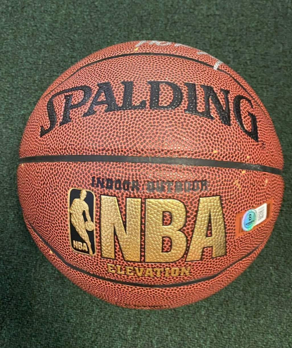 OSCAR ROBERTSON HOF 79 SIGNED AUTOGRAPHED SPALDING BASKETBALL BECKETT AUTHENTIC