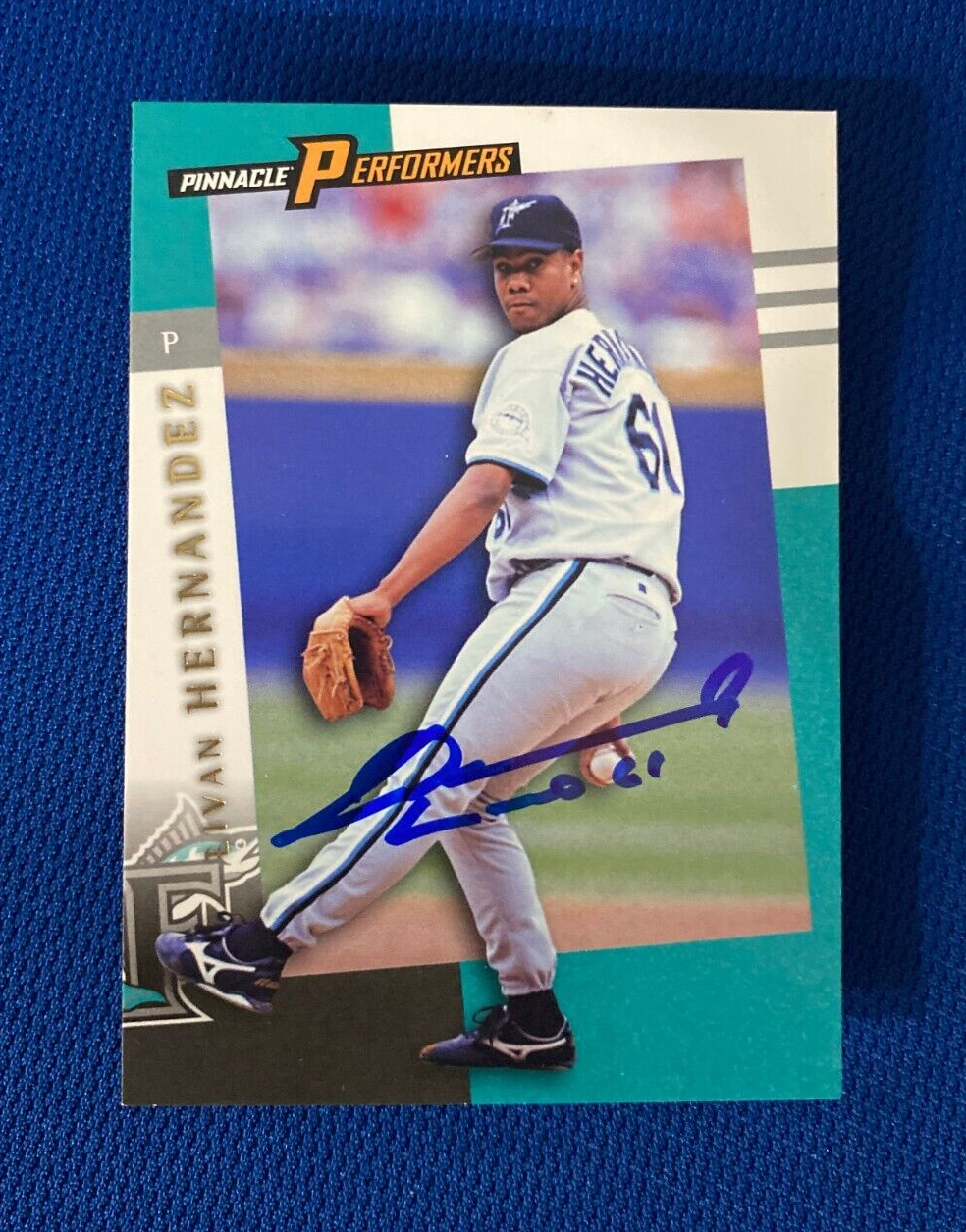 1998 PINNACLE PERFORMERS LIVAN HERNANDEZ MARLINS AUTO SIGNED CARD #111 W/COA *