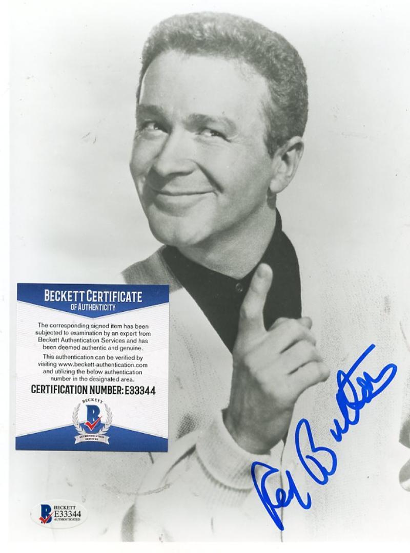 RED BUTTONS LEGENDARY COMEDIAN SIGNED AUTOGRAPHED 8X10 PHOTO BECKETT E33344