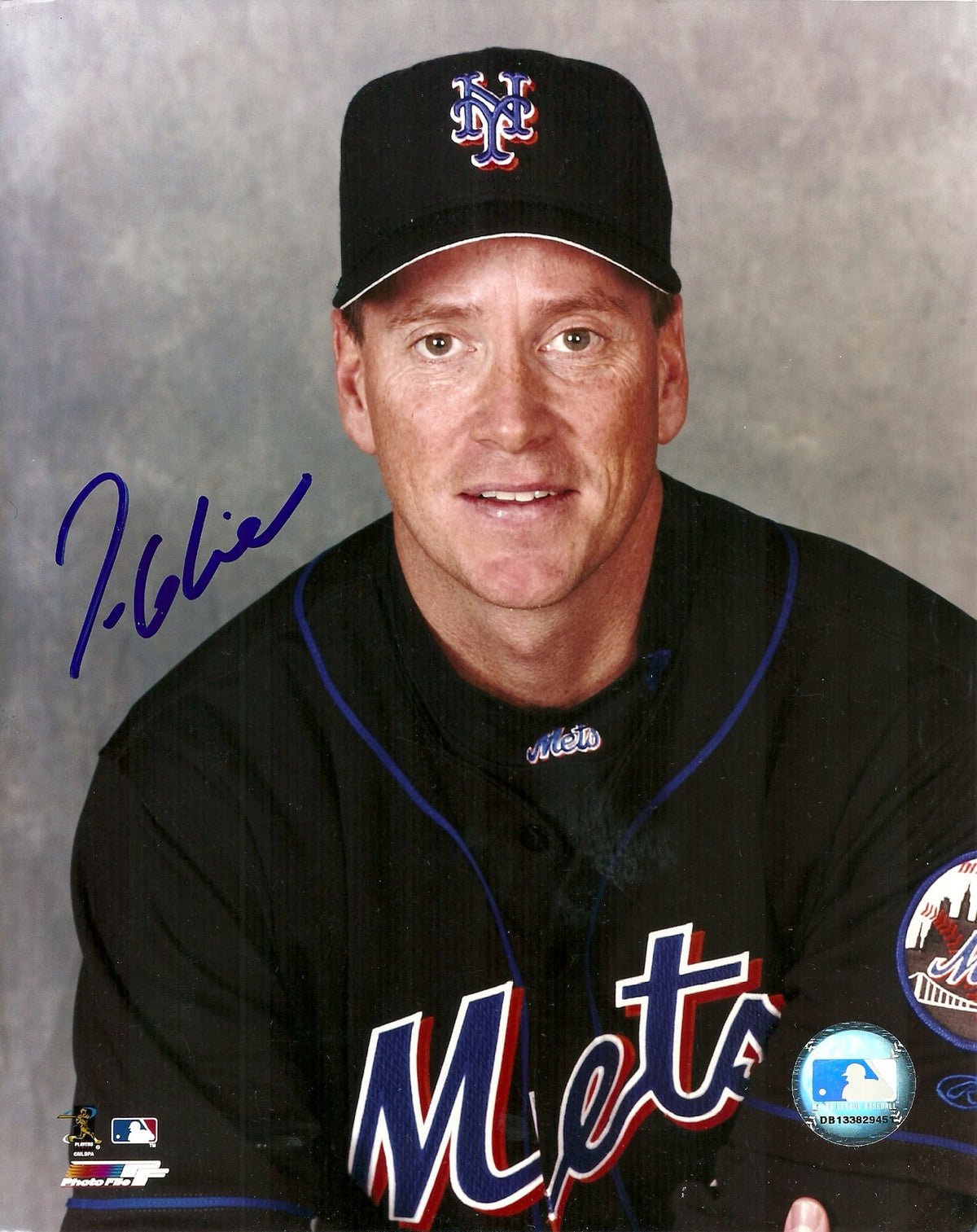 TOM GLAVINE ATLANTA BRAVES SIGNED AUTOGRAPHED 8x10 PHOTO W/COA POSED