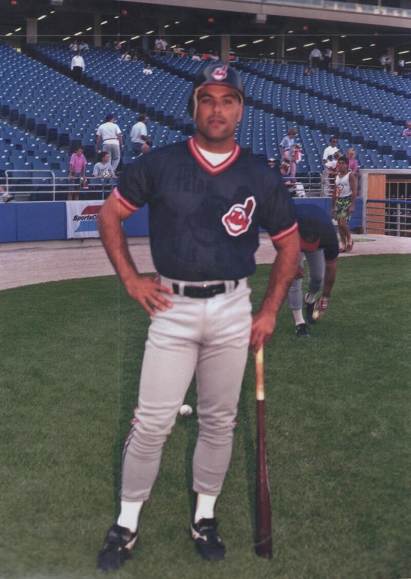 MIKE ALDRETTE INDIANS ORIGINAL BRACE UNSIGNED 5X7 PHOTO