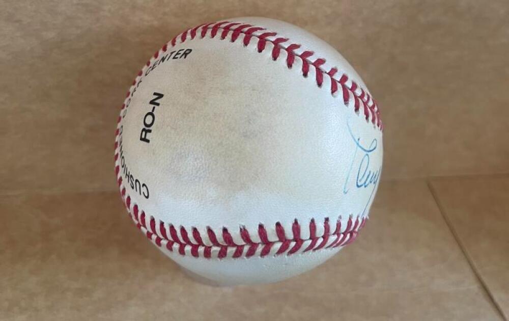 TONY PEREZ REDS/PHILLIES SIGNED VINTAGE N.L BASEBALL BECKETT AUTH
