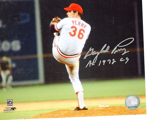 GALYLORD  PERRY  AL 1972 CY      SIGNED 8X10