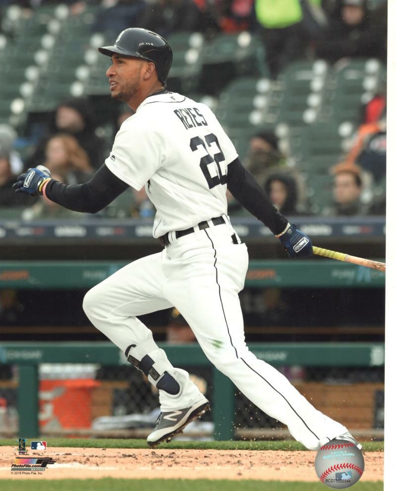VICTOR REYES NEW YORK YANKEES  UNSIGNED 8X10 PHOTO