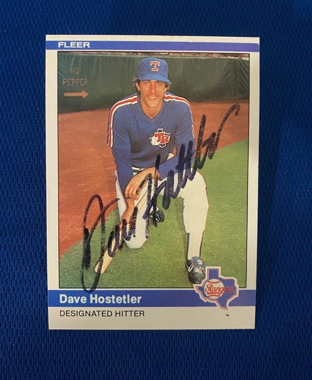 1984 FLEER DAVE HOSTETLER TEXAS RANGERS AUTOGRAPHED SIGNED CARD #418 W/COA