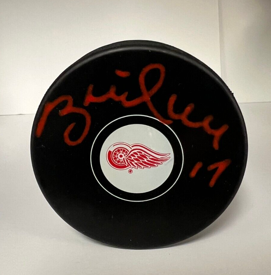 BRETT HULL #17 DETRIOT RED WINGS SIGNED AUTOGRAPHED TEAM LOGO HOCKEY PUCK PSA *