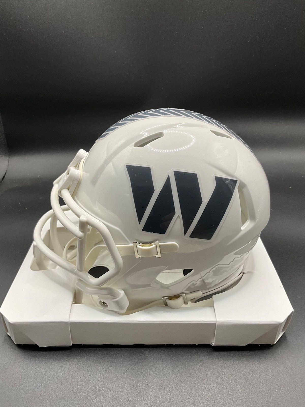 London Fletcher signed Riddelll Salute to Service Washington Mini Helmet Beckett