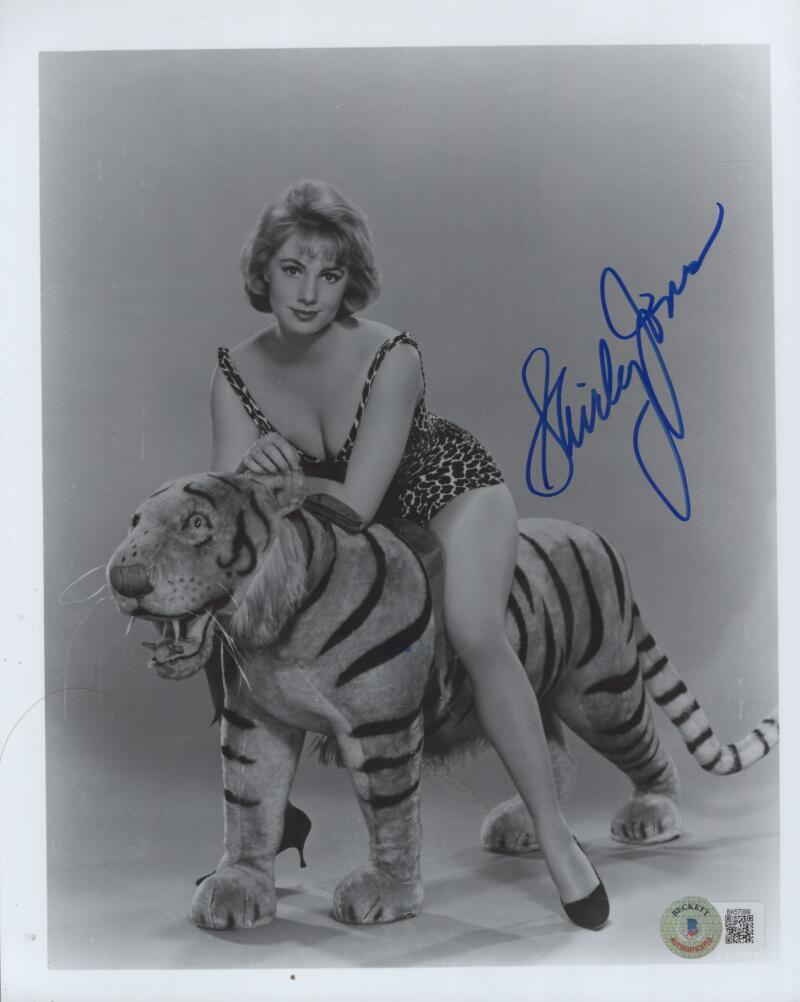 SHIRLEY JONES ACTRESS SIGNED AUTOGRAPHED 8X10 PHOTO BECKETT BK57009