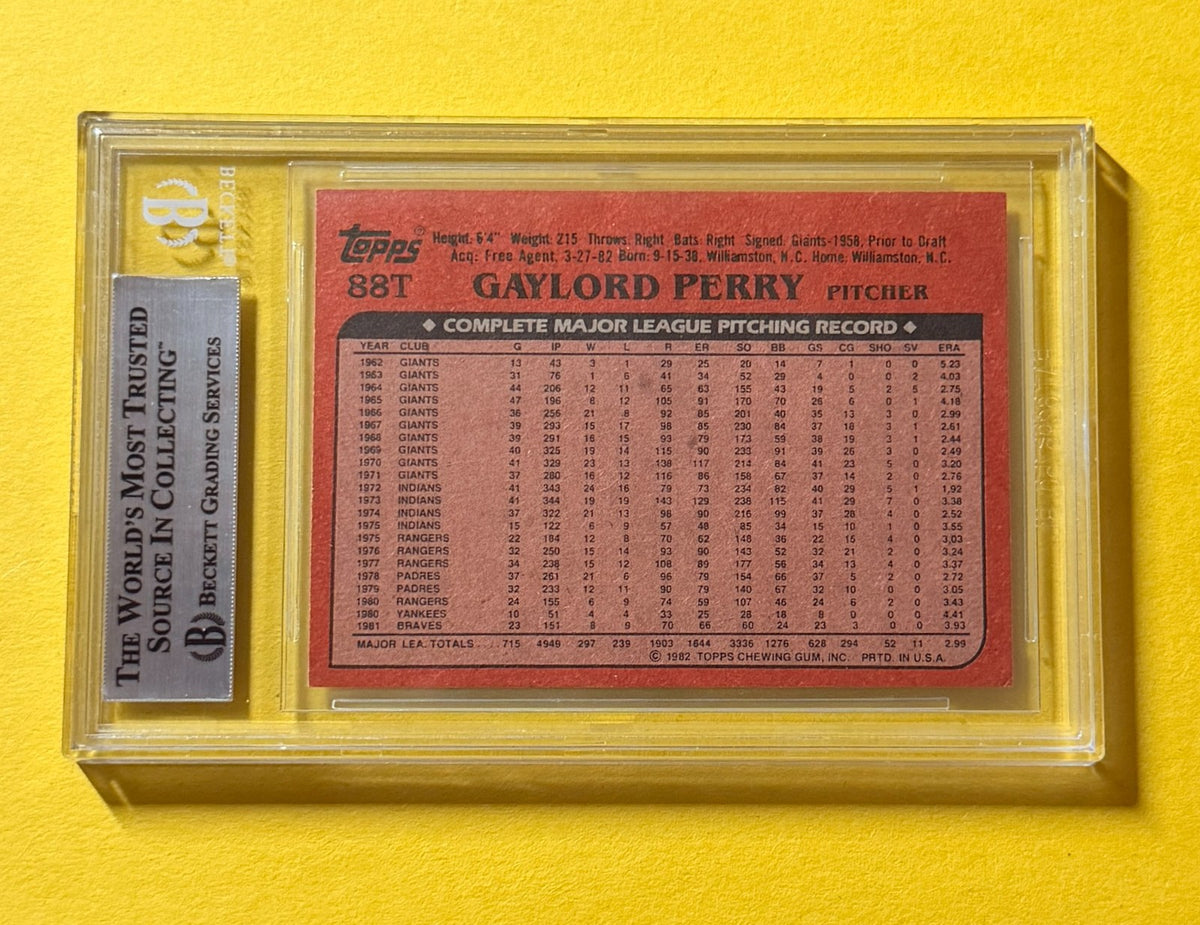 1982 TOPPS TRADED GAYLORD PERRY #88T SIGNED AUTO CARD BECKETT AUTHENTIC MARINERS