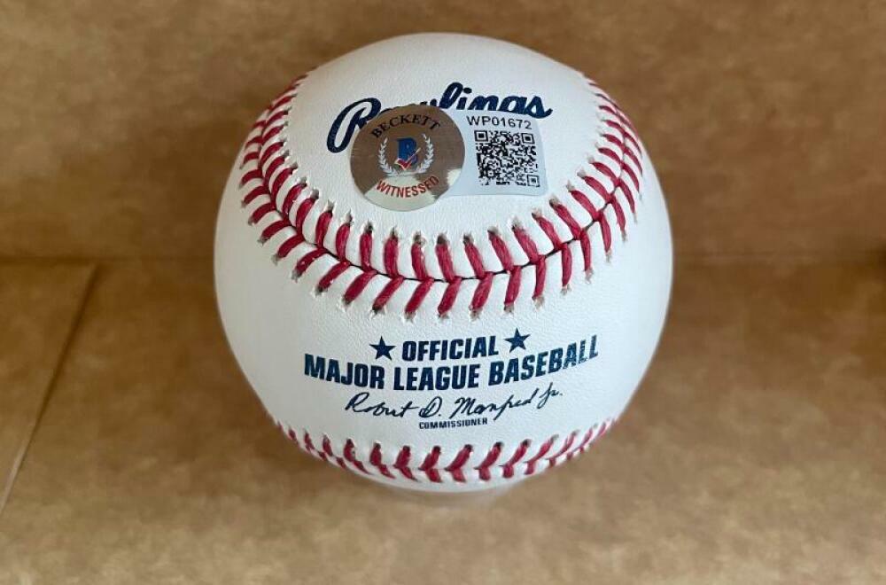OZZIE GUILLEN CHICAGO WHITE SOX  05 WS CHAMPS SIGNED  M.L. BASEBALL BECKETT WITN