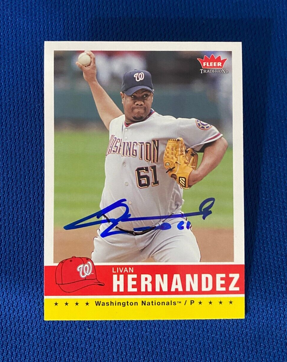 2006 FLEER TRADITION LIVAN HERNANDEZ NATIONALS AUTOGRAPH SIGNED CARD #110 W/COA