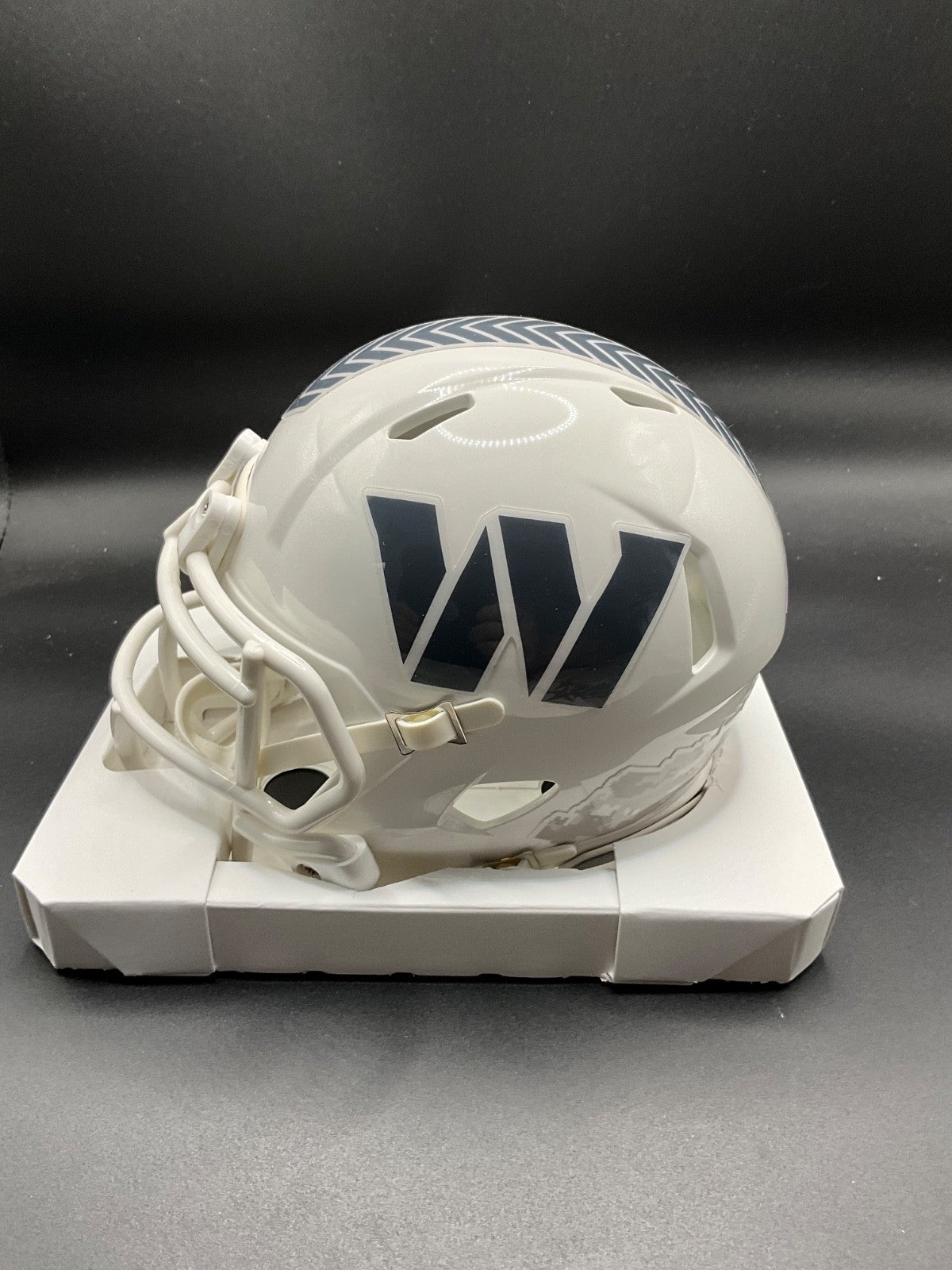London Fletcher signed Salute to Service Washington Mini Helmet Beckett Auto