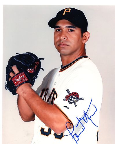 FERNANDO  NIEVE     PITTSBURGH  PIRATES SIGNED  8X10