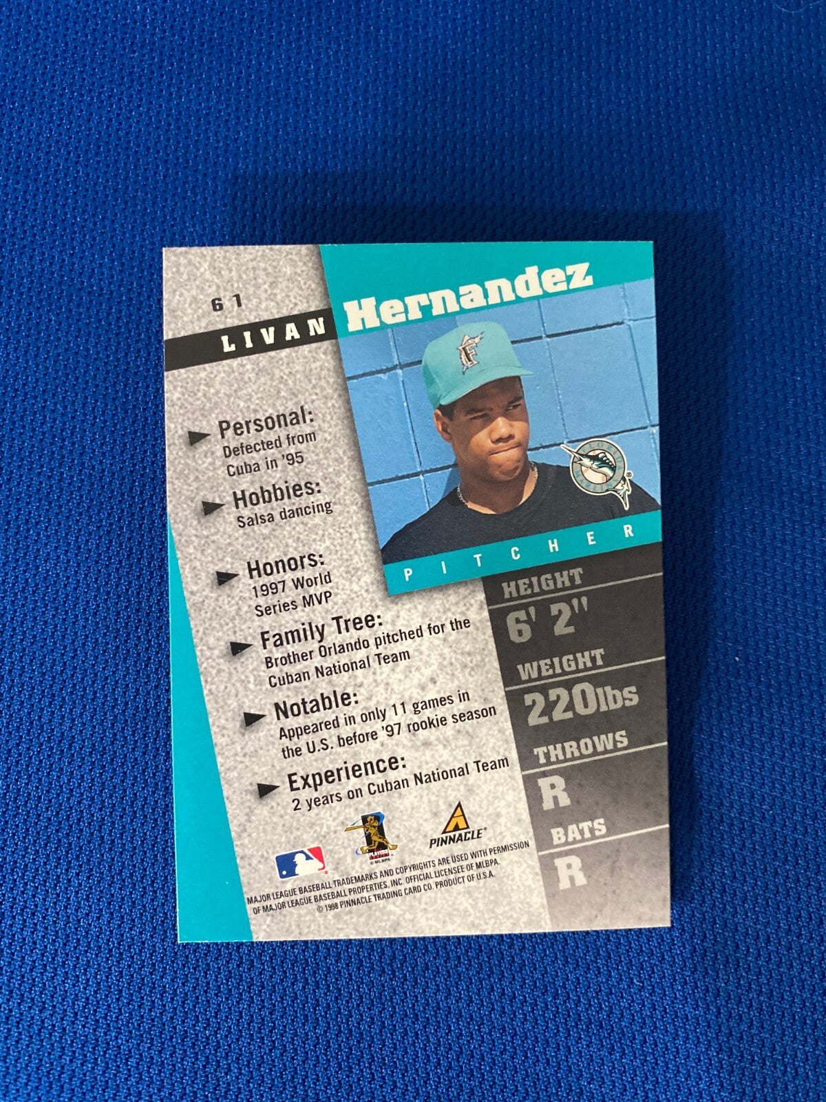1998 PINNACLE INSIDE LIVAN HERNANDEZ FL MARLINS AUTOGRAPH SIGNED CARD #61 W/COA
