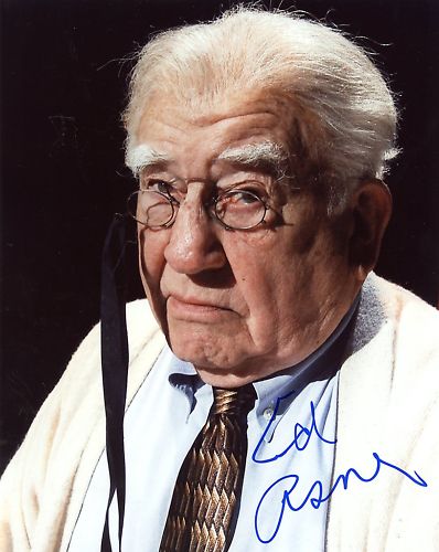 ED  ASNER  AWARD  WINNING  ACTOR   SIGNED 8X10 PHOTO