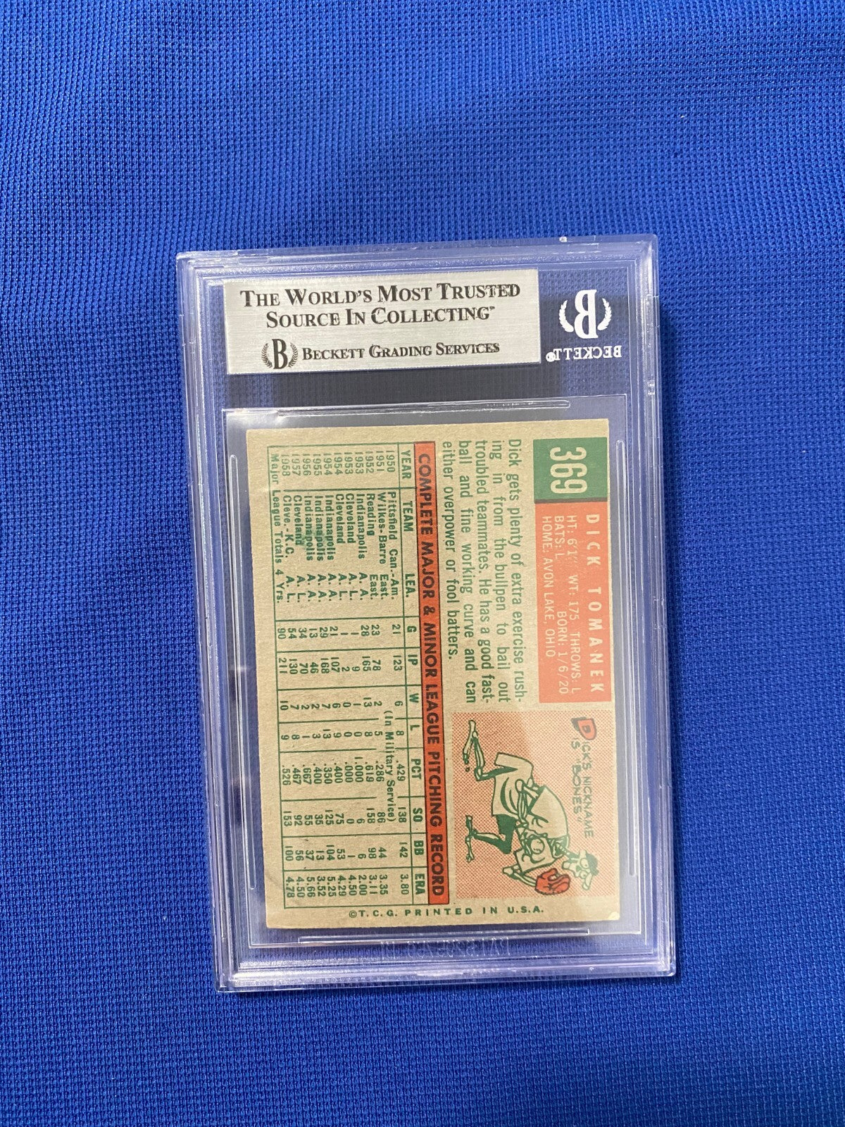 1959 TOPPS DICK TOMANEK KC ATHLETICS SIGNED AUTOGRAPHED AUTO CARD #369 BECKETT
