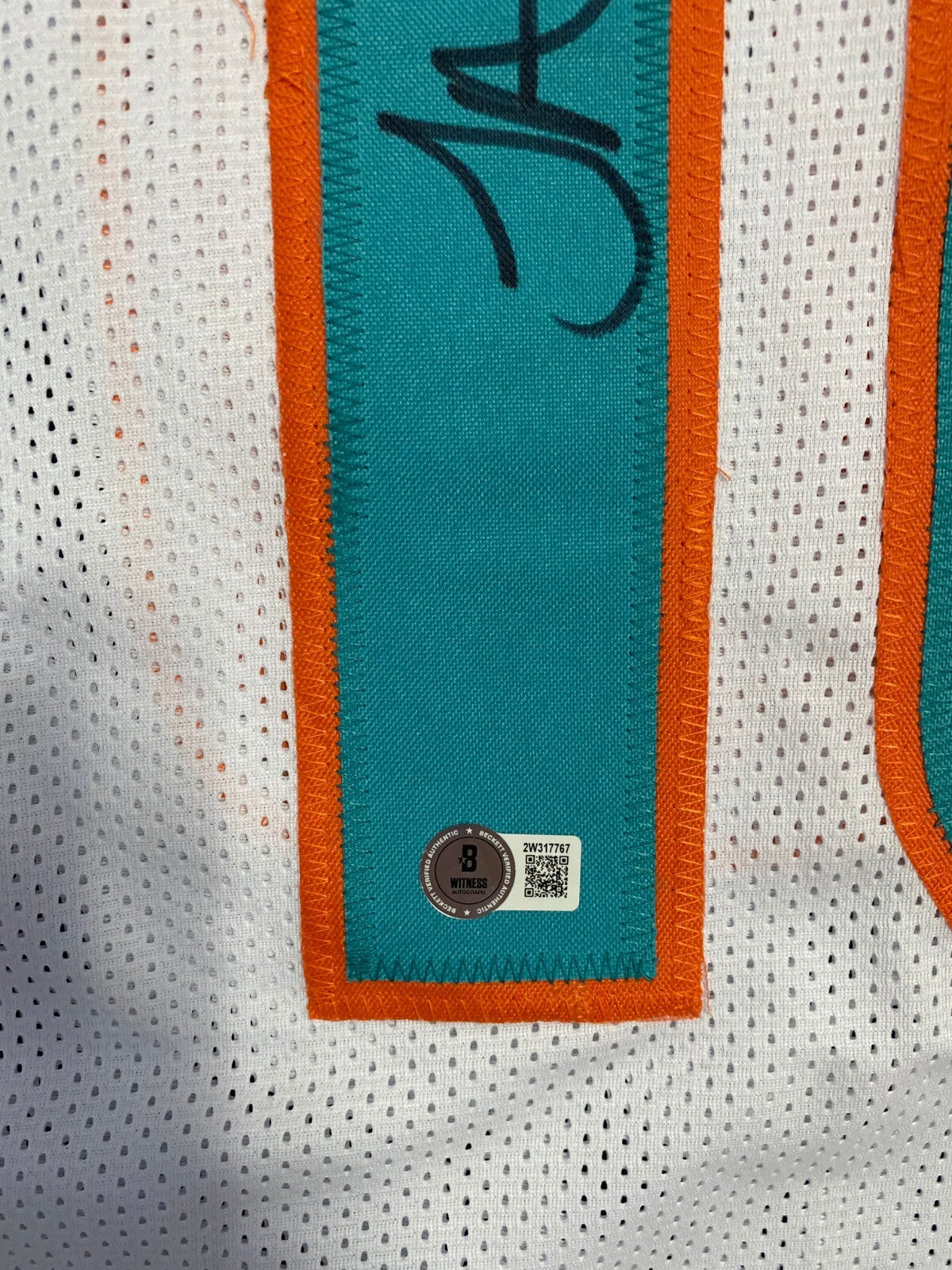 TYREEK HILL DOLPHINS SIGNED AUTO WHITE CUSTOM FOOTBALL JERSEY SZ XL BECKETT