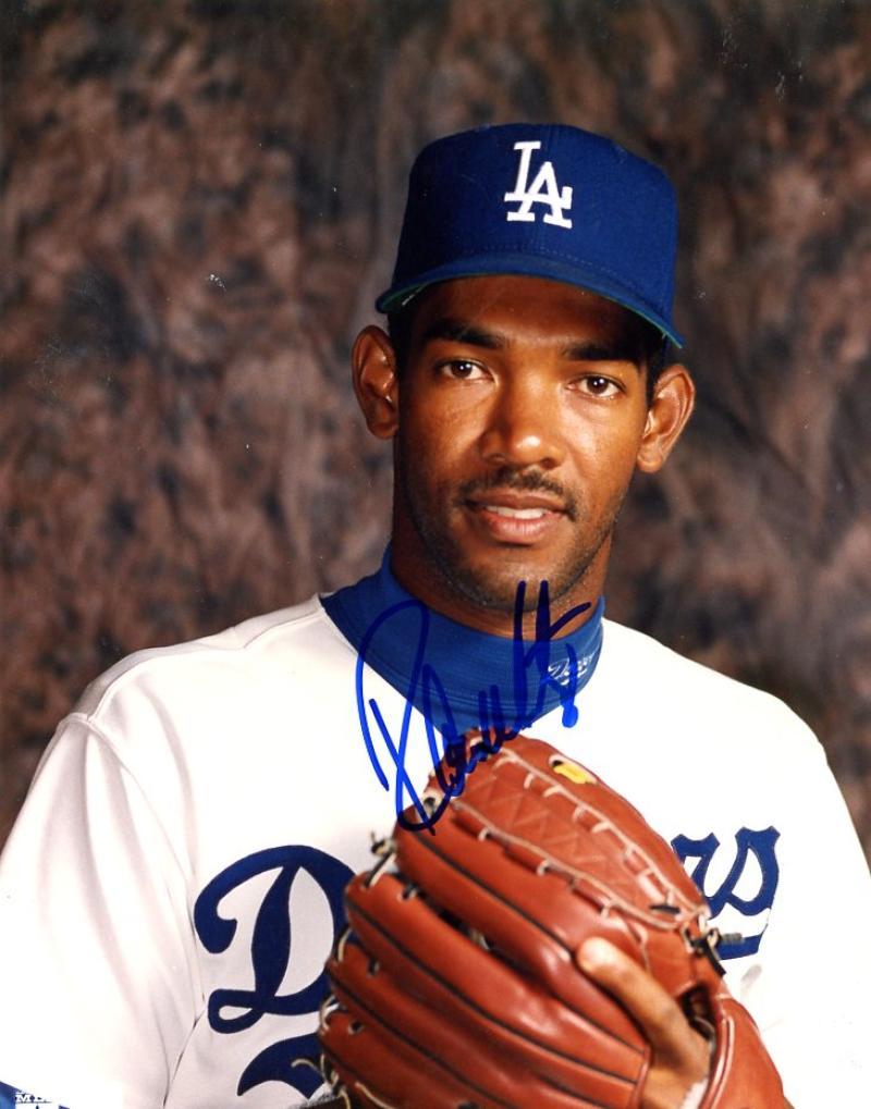 RAMON MARTINEZ LOS ANGELES DODGERS POSED SIGNED AUTOGRAPHED 8X10 PHOTO W/COA