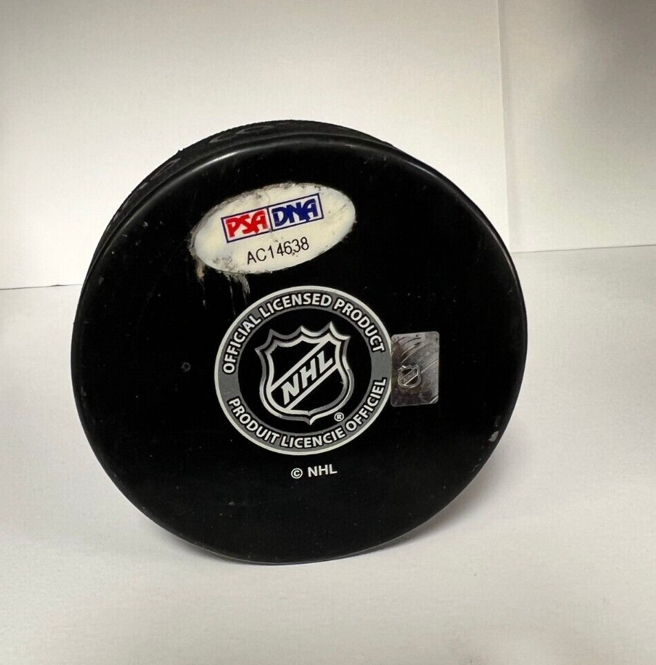 BRETT HULL #17 DETRIOT RED WINGS SIGNED AUTOGRAPHED TEAM LOGO HOCKEY PUCK PSA *