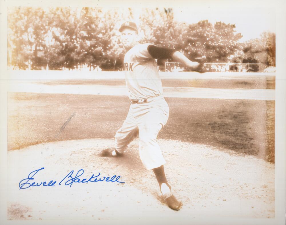 EWELL BLACKWELL NEW YORK YANKEES SIGNED AUTOGRAPHED  8X10  PHOTO W/ COA