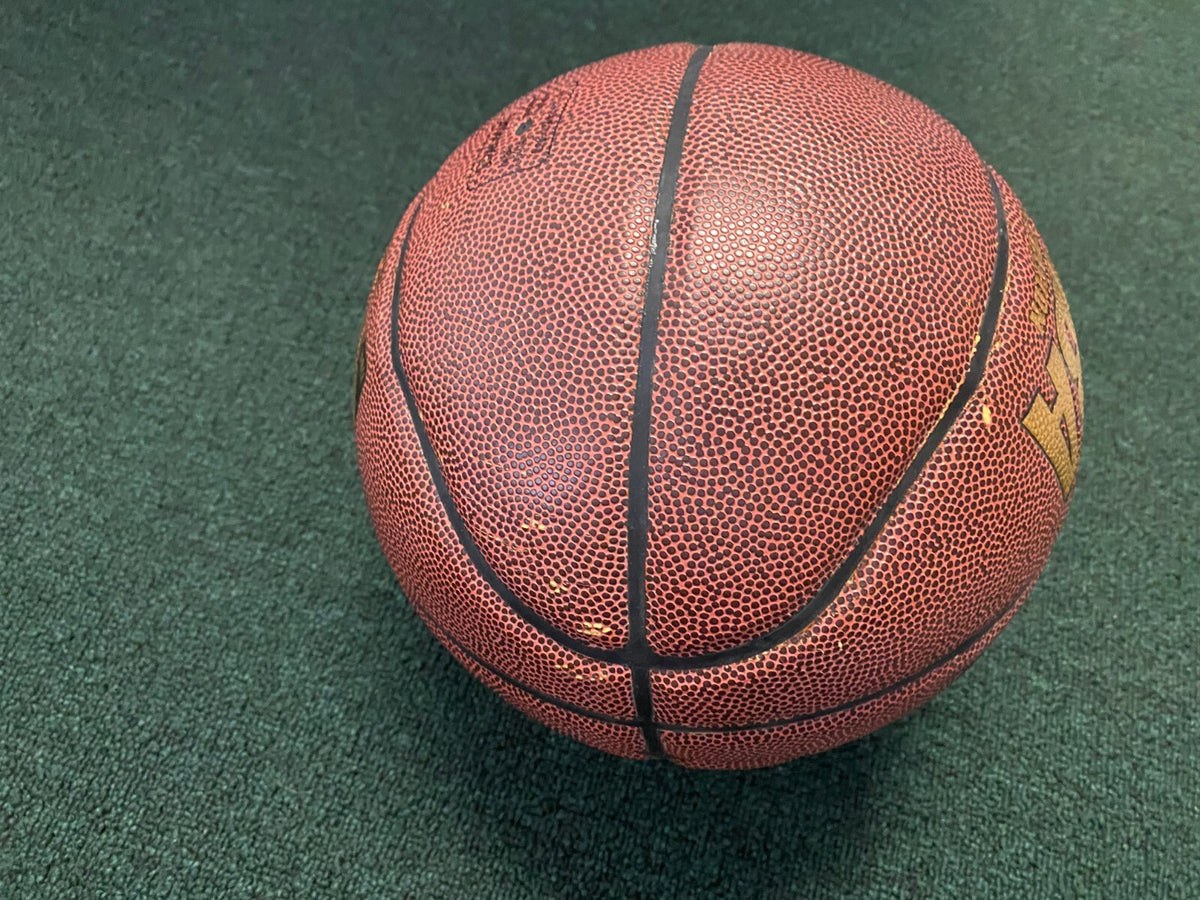 OSCAR ROBERTSON HOF 79 SIGNED AUTOGRAPHED SPALDING BASKETBALL BECKETT AUTHENTIC