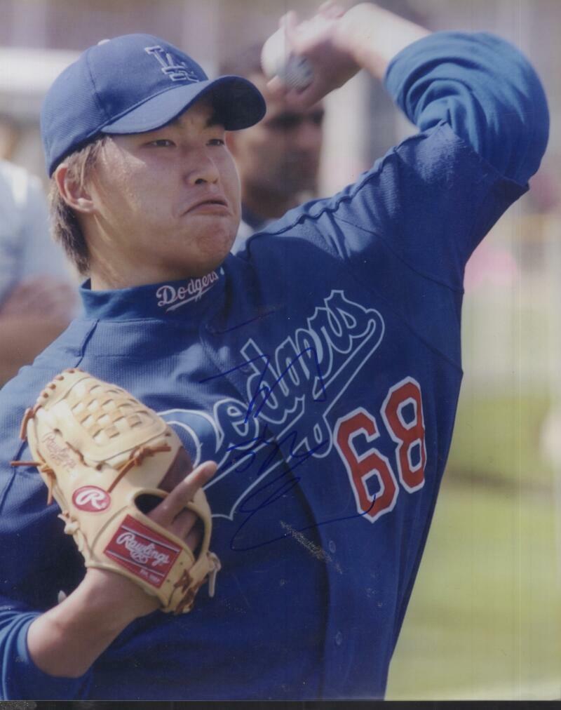 HONG-CHIN KUO LOS ANGELES DODGERS SIGNED AUTOGRAPHED 8X10 PHOTO W/ COA
