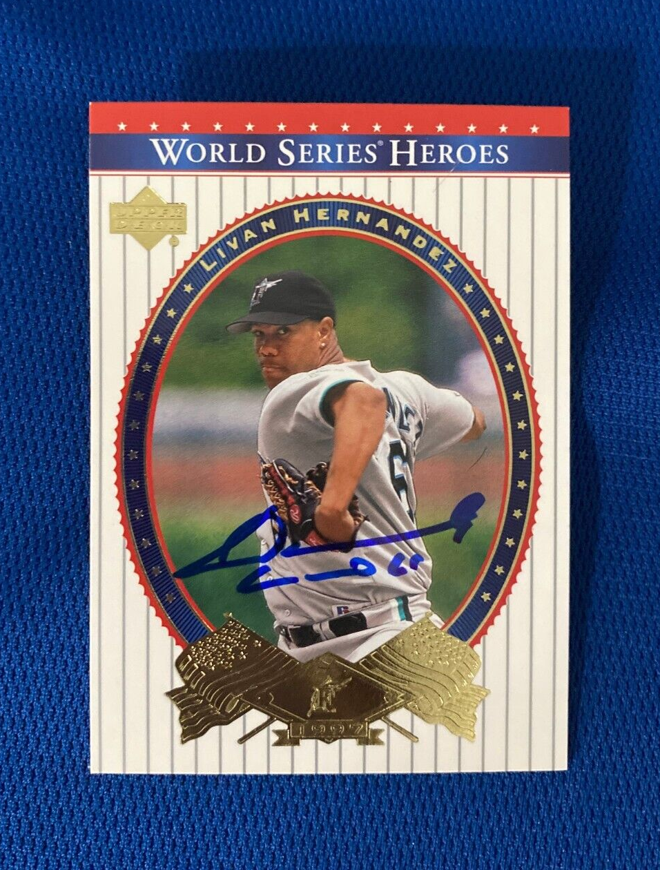2002 UPPER DECL WS HEROES LIVAN HERNANDEZ FL MARLINS AUTO SIGNED CARD #45 W/COA