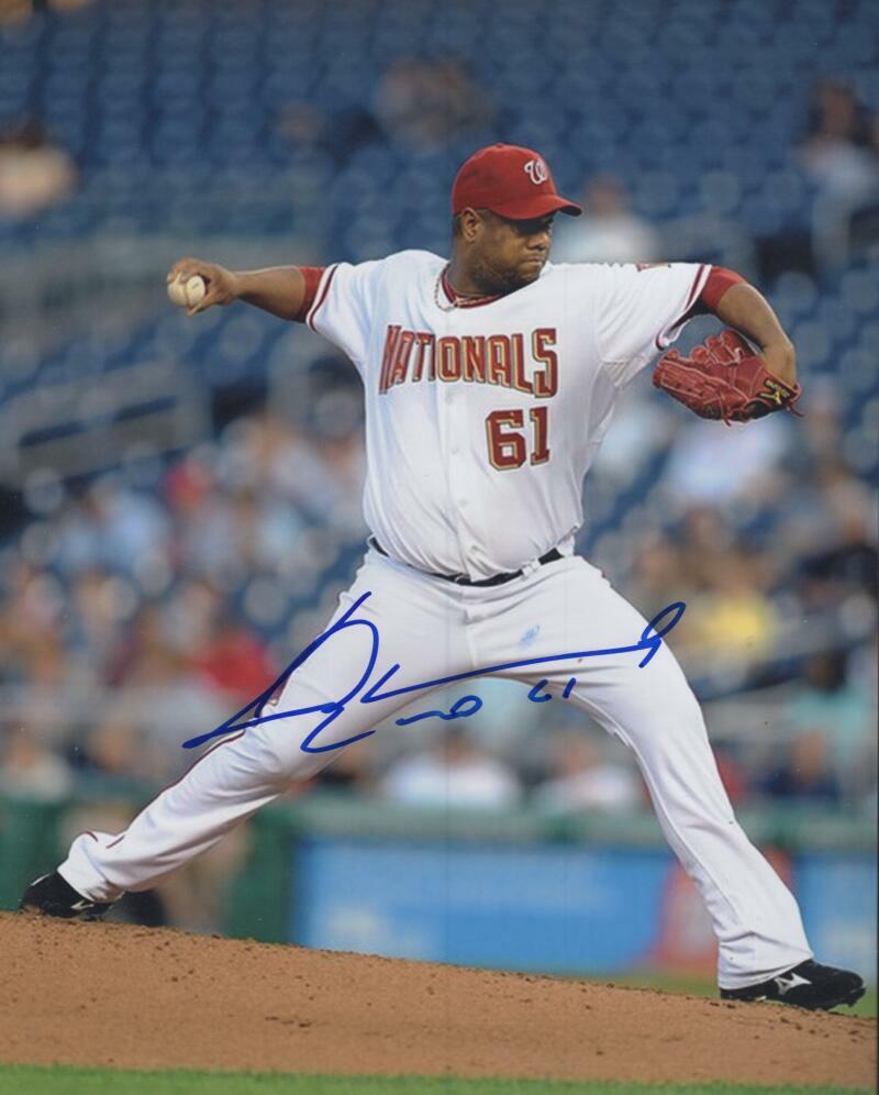 LIVAN HERNANDEZ WASHINGTON NATIONALS SIGNED AUTOGRAPHED 8X10 PHOTO W/ COA