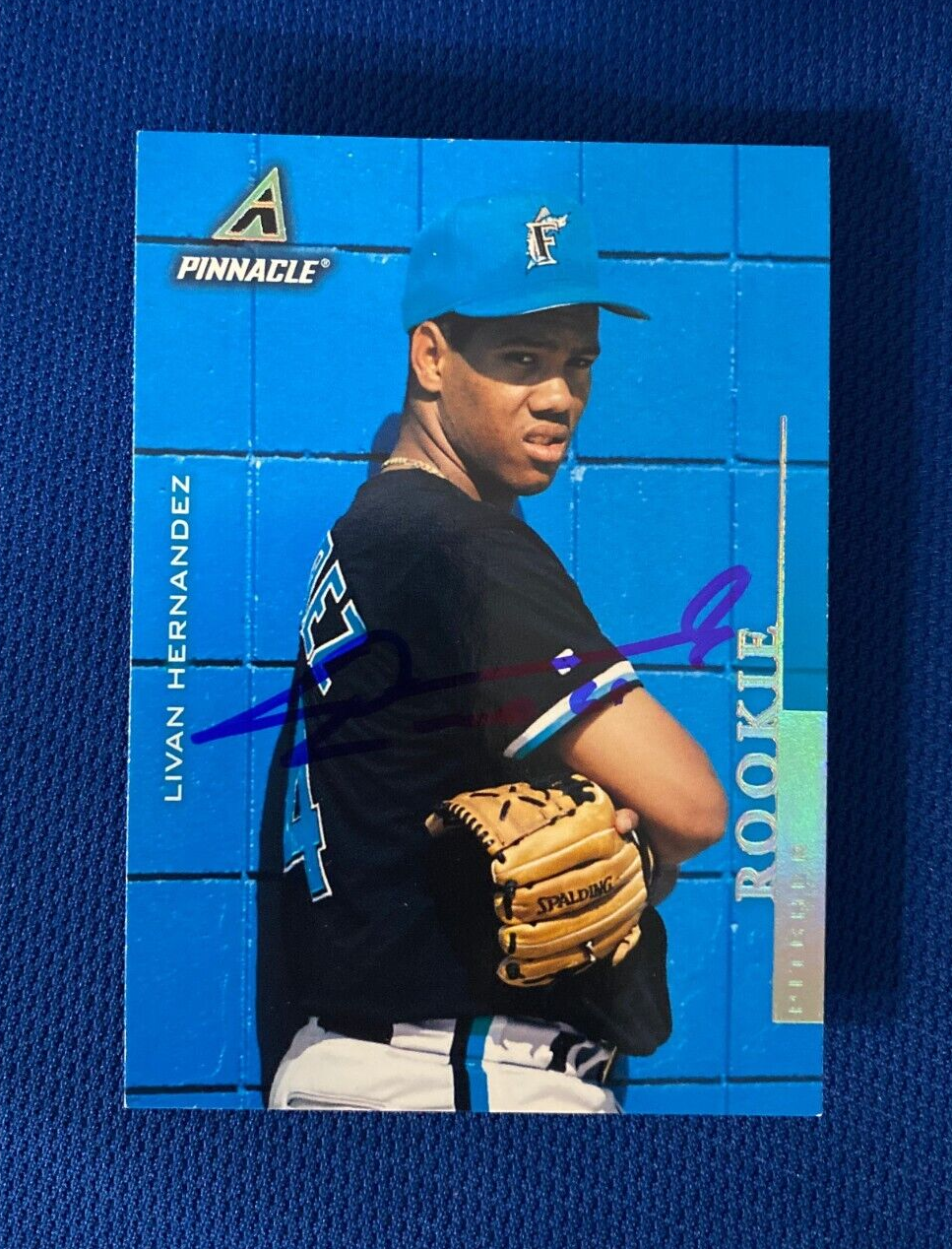 1997 PINNACLE LIVAN HERNANDEZ FL MARLINS RC AUTOGRAPH SIGNED CARD #172 W/COA