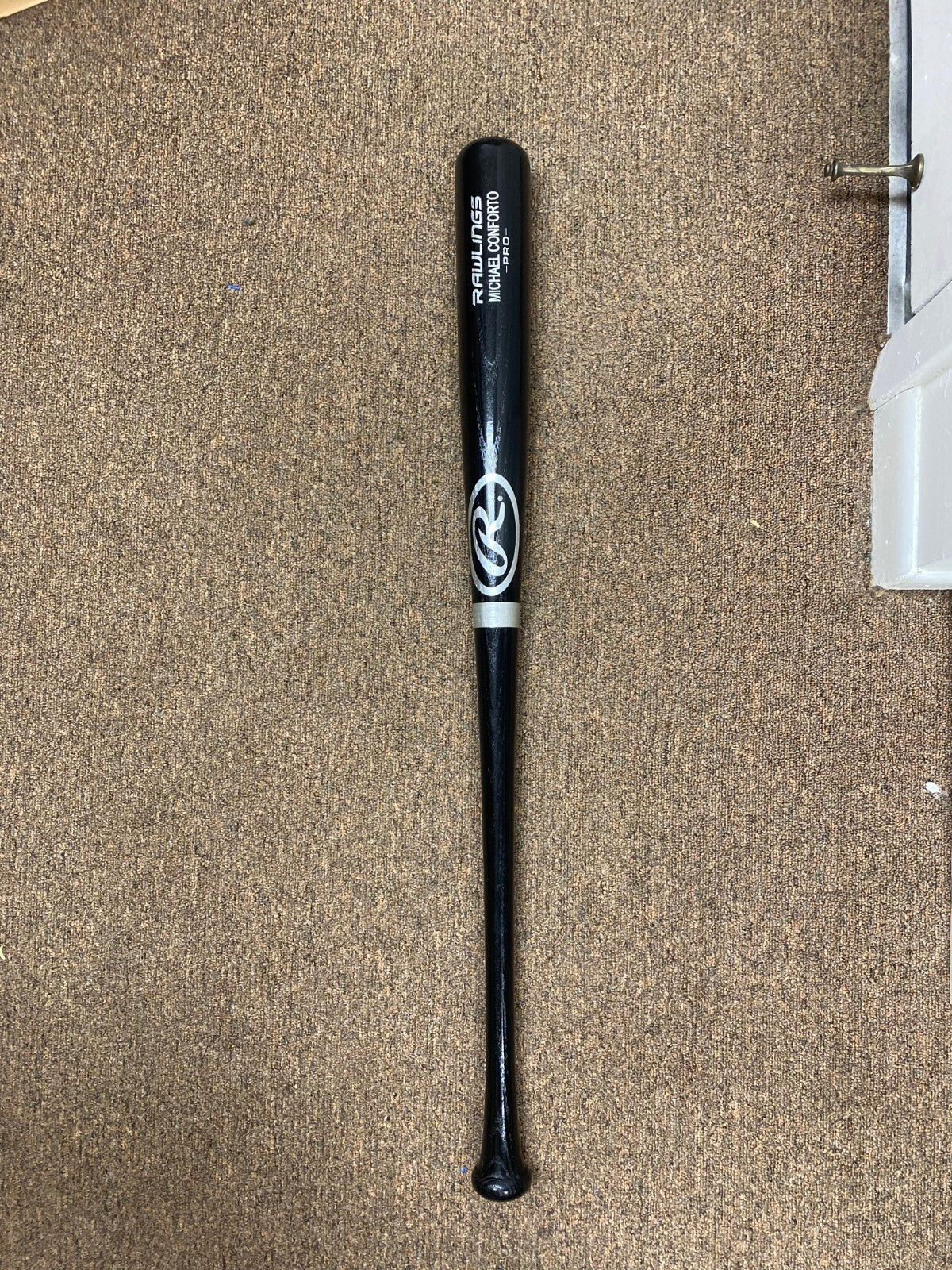 MICHAEL CONFORTO SAN FRANCISCO GIANTS UNSIGNED RAWLINGS PRO ENGRAVED BLACK BAT