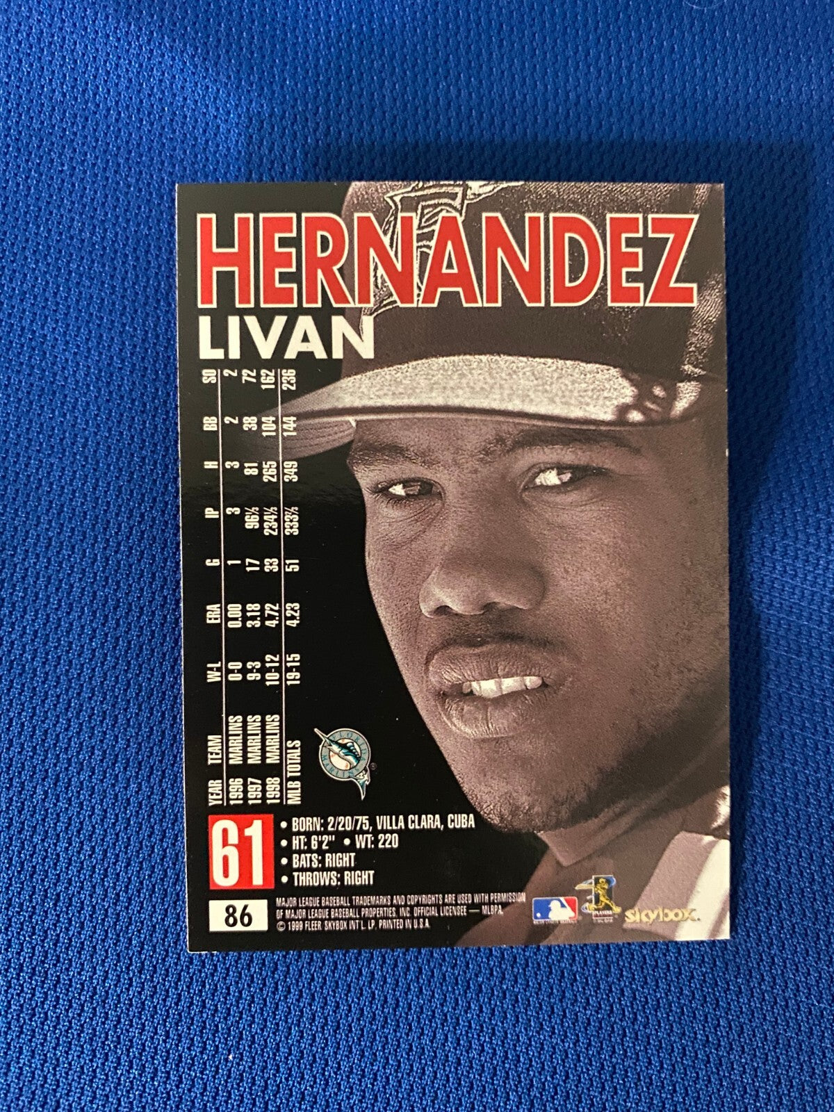 1999 SKYBOX PREMIUM LIVAN HERNANDEZ FL MARLINS AUTOGRAPH SIGNED CARD #86 W/COA