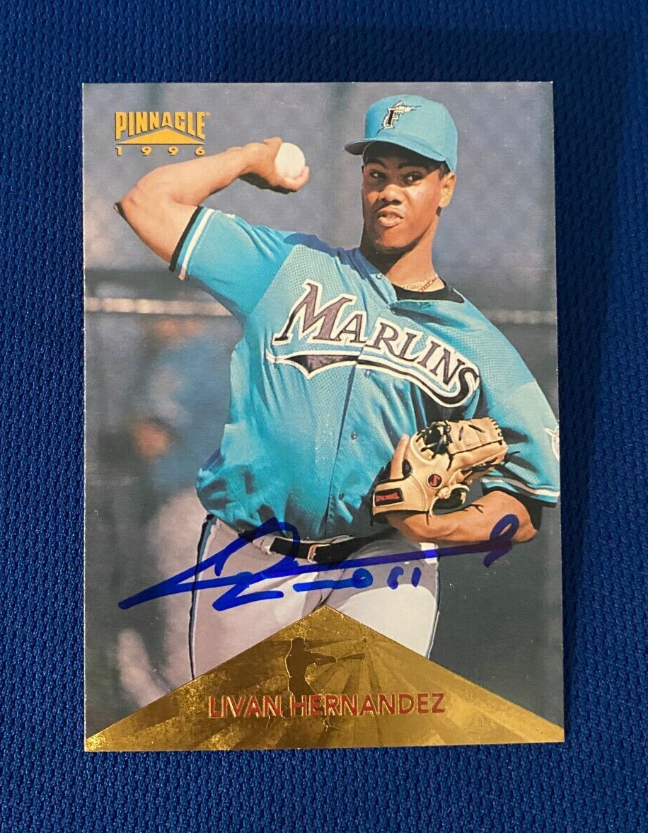 1996 PINNACLE LIVAN HERNANDEZ FLORIDA MARLINS RC ROOKIE SIGNED CARD #372 W/COA *