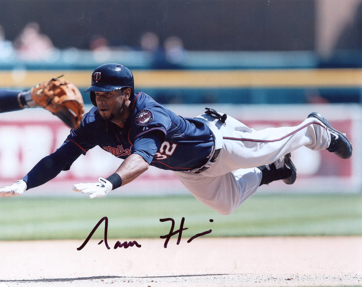 AARON  HICKS  SLIDING    MINNESOTA  TWINS   AUTOGRAPHED  SIGNED  8X10  PHOTO