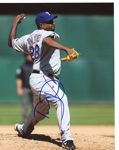 DARREN OLIVER     TEXAS  RANGERS    SIGNED  8X10  PHOTO