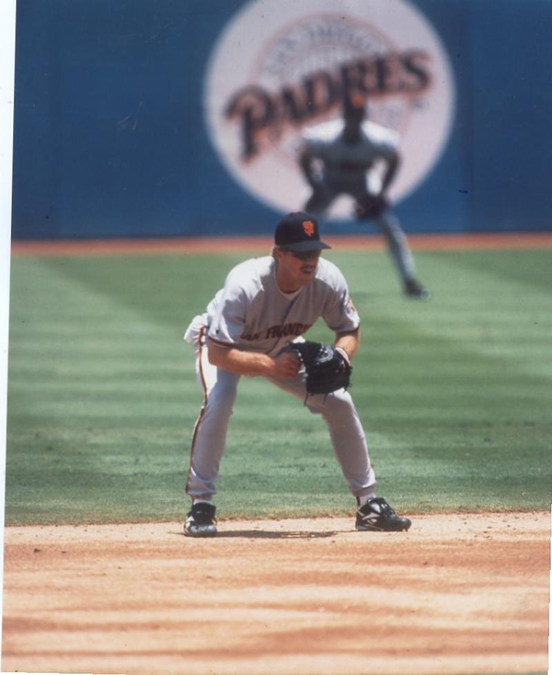 JEFF KENT WITH GLOVE  SAN  FRANCISCO  GIANTS   UNSIGNED 8X10